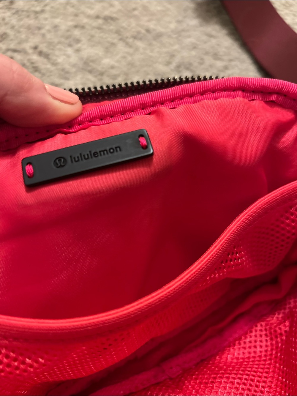 🏃🏻‍♀️ lululemon Everywhere Bag in Burgundy - Picture 4 of 6